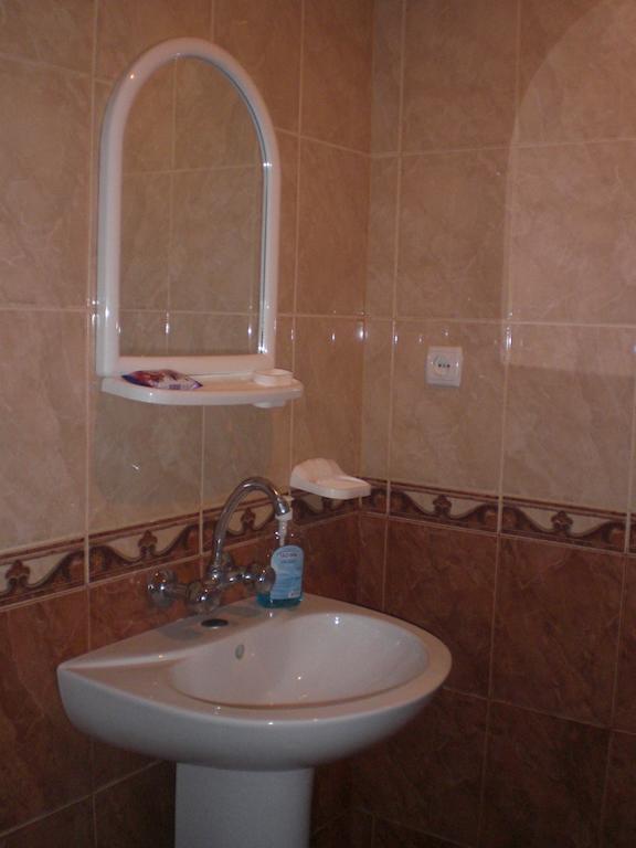 Guest House Nona كوتايسي الغرفة الصورة